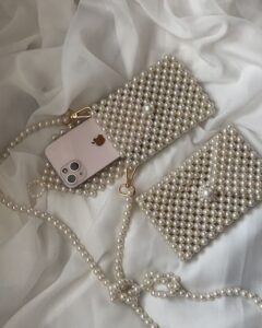 Porta-celular utilizado com beaded bag
